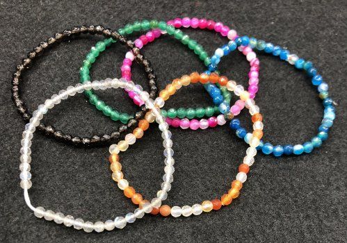 pulsera facetada mineral 4mm 8 euros