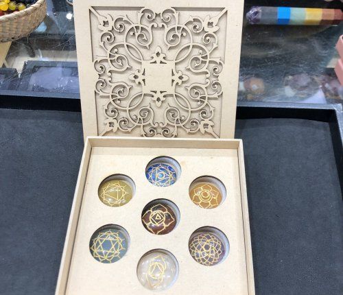 Funciones principales de los Chakras:
Revitalizar cada cuerpo aural o energético y con ello el cuerpo físico.
Provocar el desarrollo de distintos aspectos de la autoconciencia, pues cada chakra está relacionado con una función psicológica específica.
Transmitir energía entre los niveles aurales ya que cada capa progresiva existe en octavas de frecuencia siempre crecientes.
Sahasrara Corona
Ajna Tercer ojo
Vishuddha Garganta
Anahata Corazón
Manipura Plexo solar
Svadhisthana Sacro
Muldhara Raiz